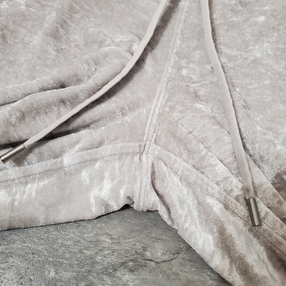 Lululemon Ready to Crush Jogger. Chrome (Light Grey, Silver). Velvet. 28". 12. - Picture 6 of 14